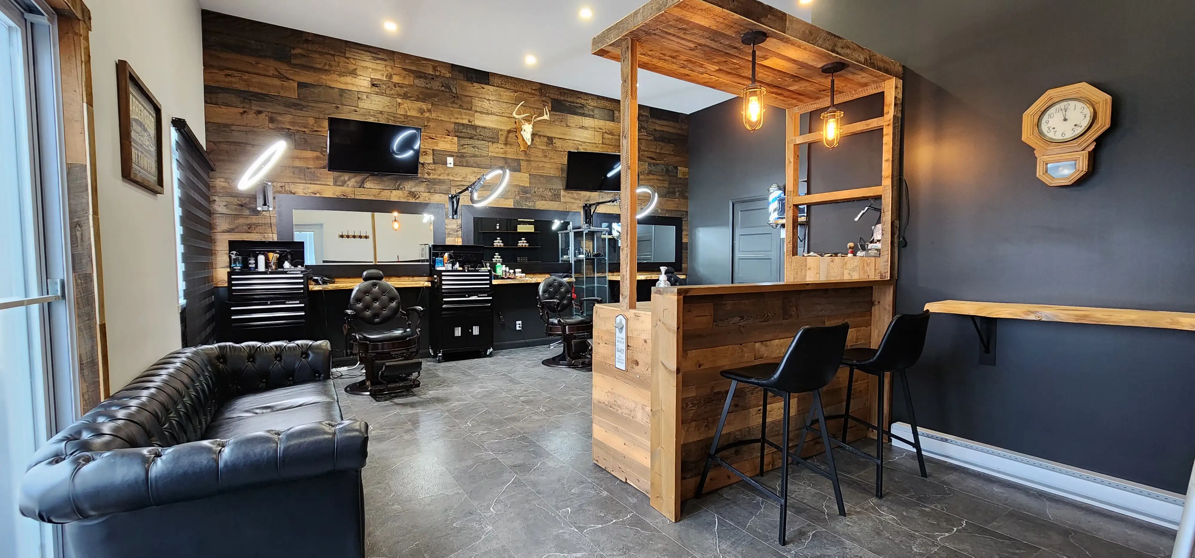 Intérieur de la Habana Barbershop, ambiance chaleureuse et masculine.