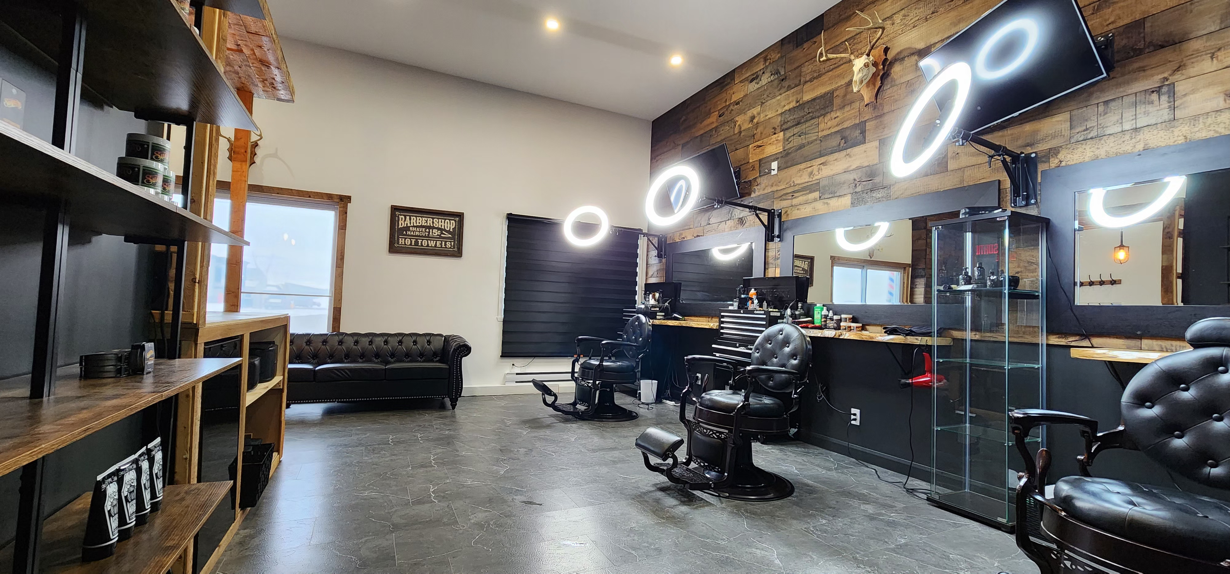 Photo de l'espace client de la Habana Barbershop, décoration soignée.